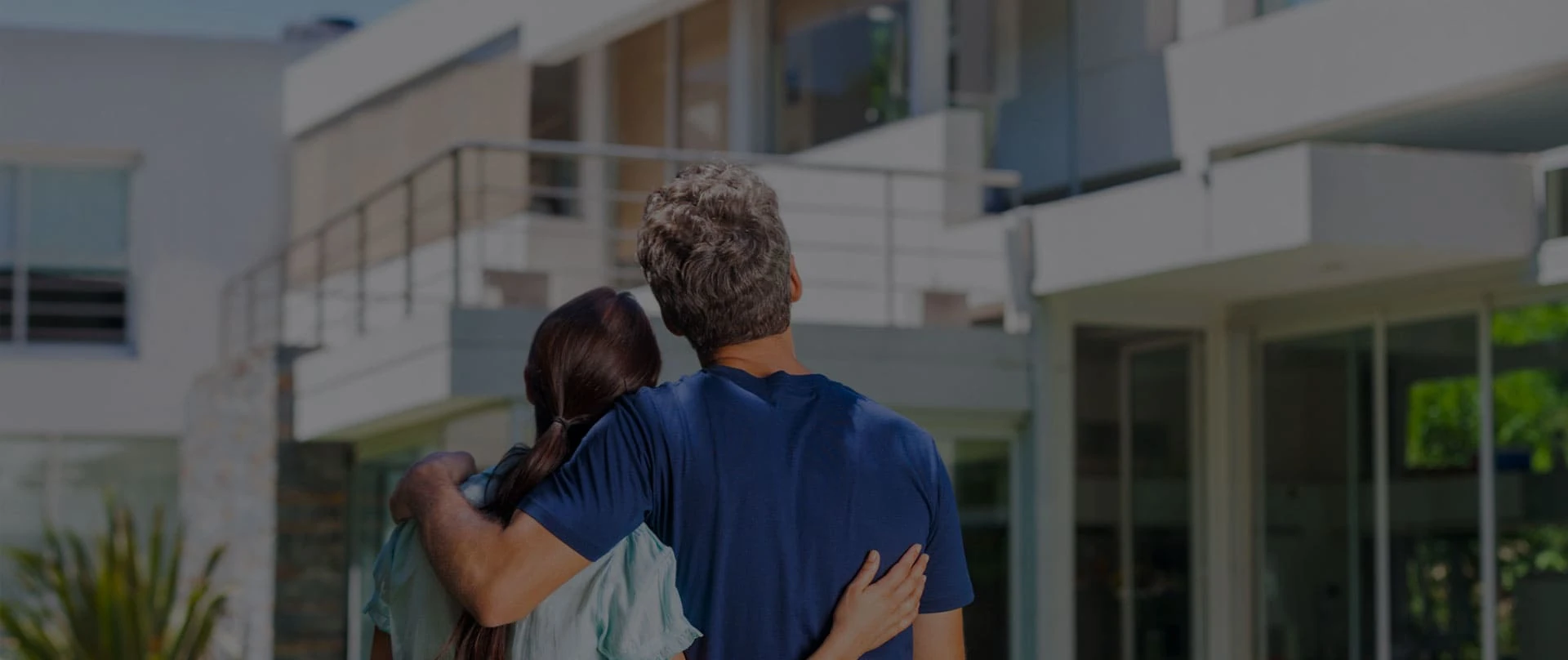 Ambiente interno moderno com janelas grandes